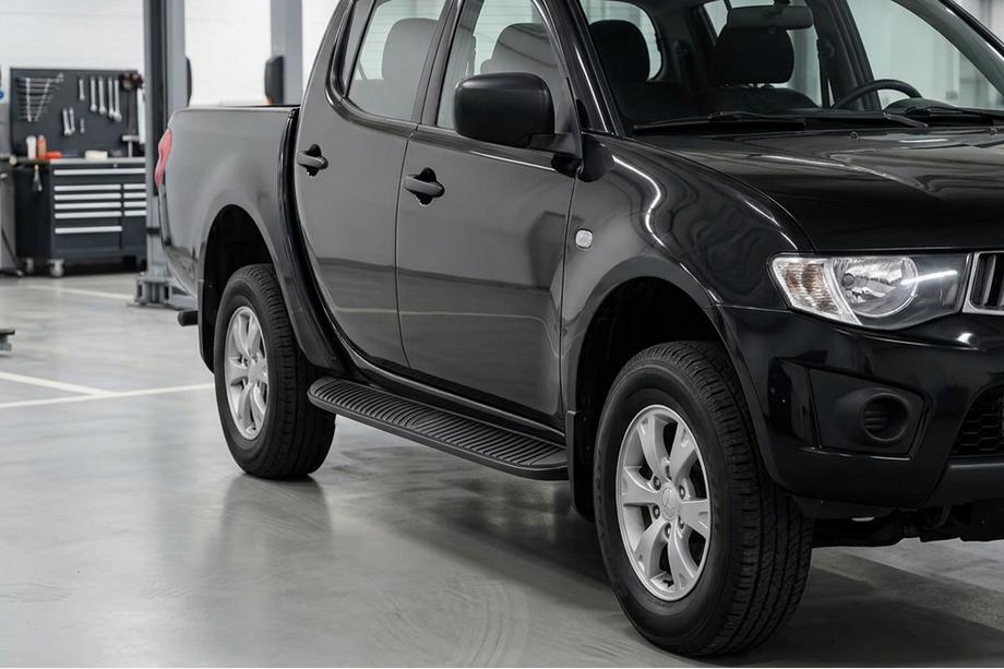Mitsubishi L200 2006-2015 Pedane Laterali Tayga Black (2 pz, Alluminio) Image