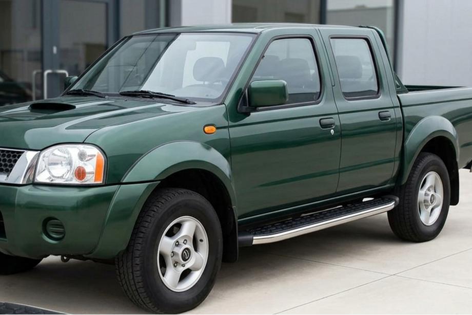 Nissan NP300 1999-2015 Pedane Laterali BlackLine (2 pz, Alluminio) Image