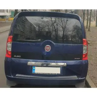 Modanatura cromata sopra la targa (acciaio inox)