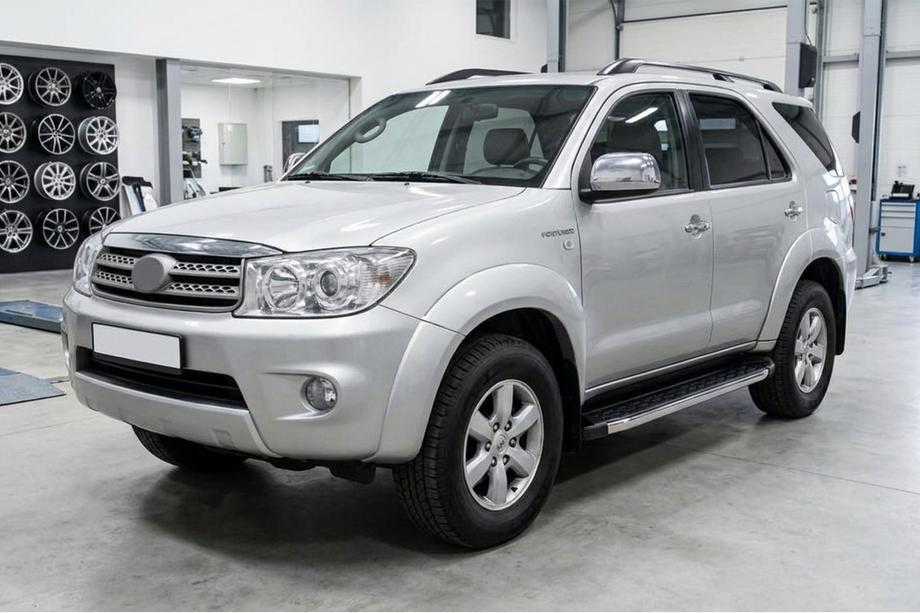 Toyota Fortuner 2006-2015 Pedane Laterali BlackLine (2 pz, Alluminio) Foto 1