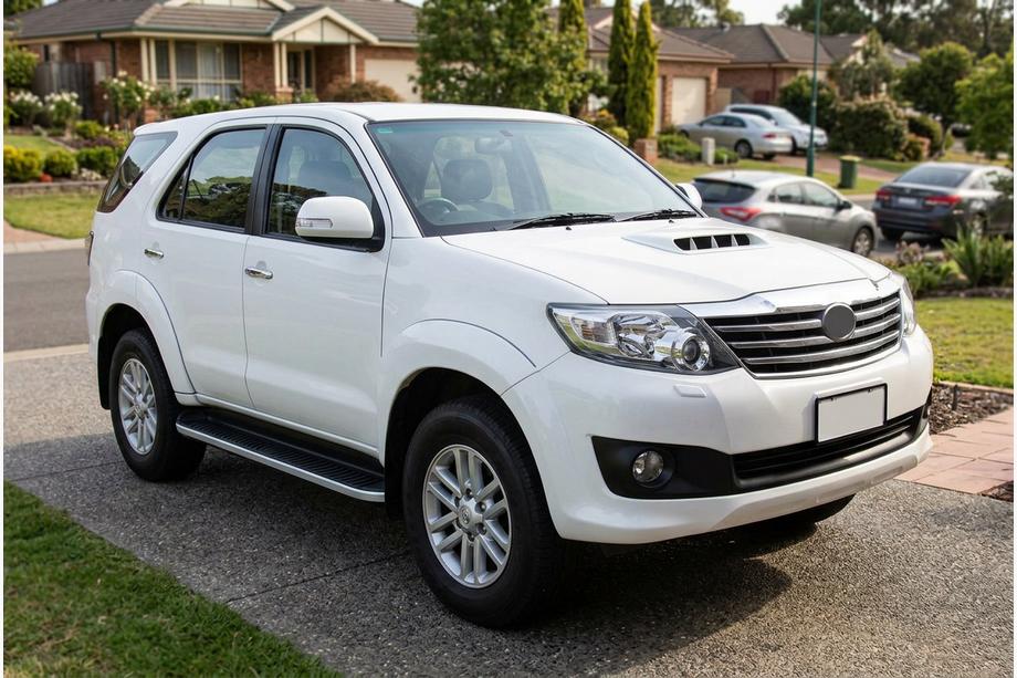 Toyota Fortuner 2006-2015 Pedane Laterali Tayga Grey (2 pz, alluminio) Foto 1