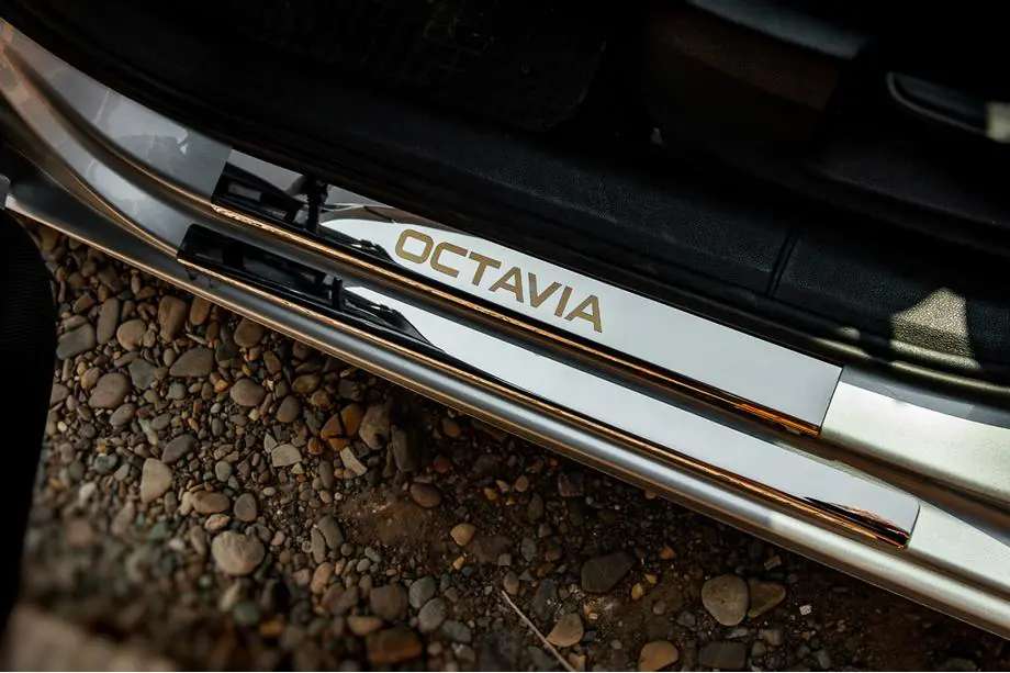 Skoda Octavia III A7 2013-2019 Battitacco Carmos V1 (8 pz, acciaio inox) Image