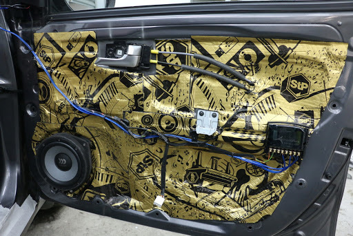 Isolamento acustico di un’auto: come migliorare il suono di un sistema audio
