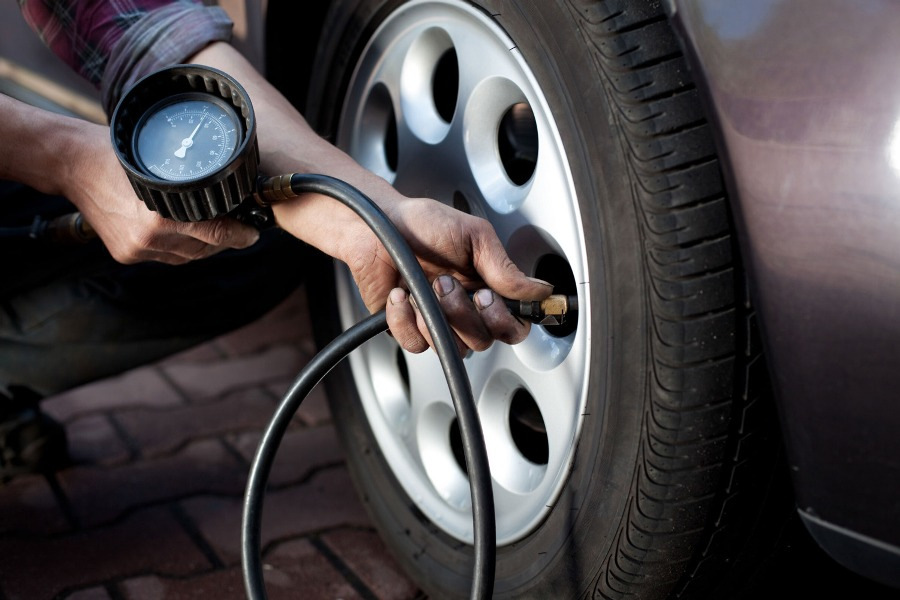 Qual è lo scopo della misurazione della pressione dei pneumatici di un’auto?