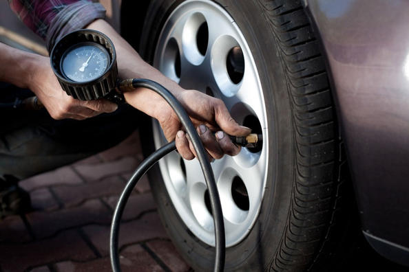 Qual è lo scopo della misurazione della pressione dei pneumatici di un’auto?