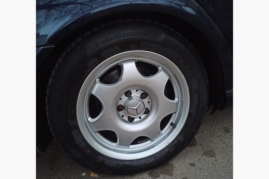Mercedes-Benz Copri mozzo cerchi 70/75 mm con anello (4 pz, grigio) Foto 1