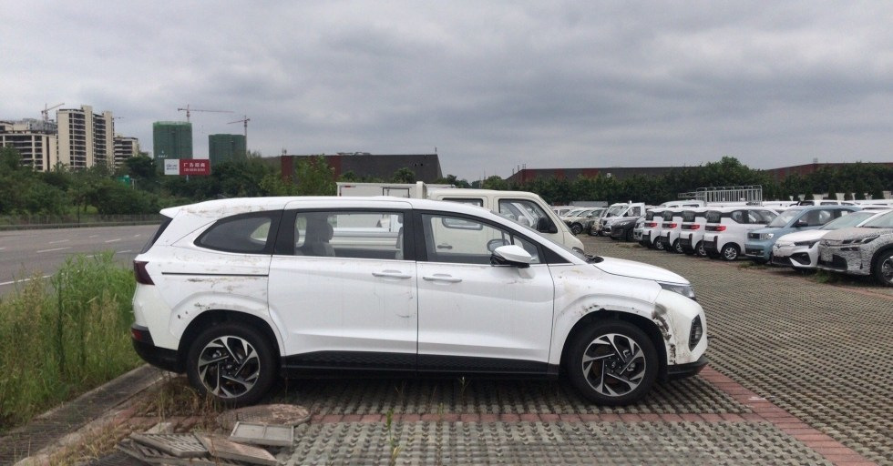 Hyundai svela il nuovo minivan Custo