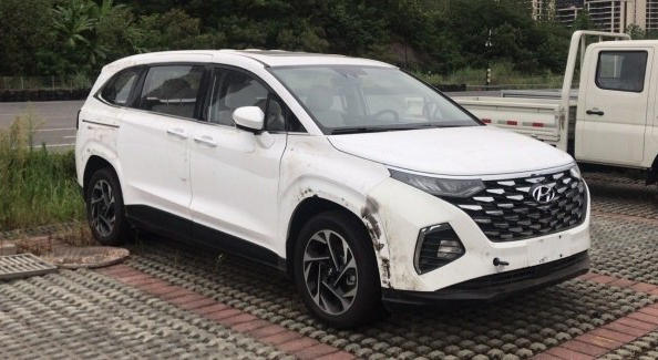 Hyundai svela il nuovo minivan Custo
