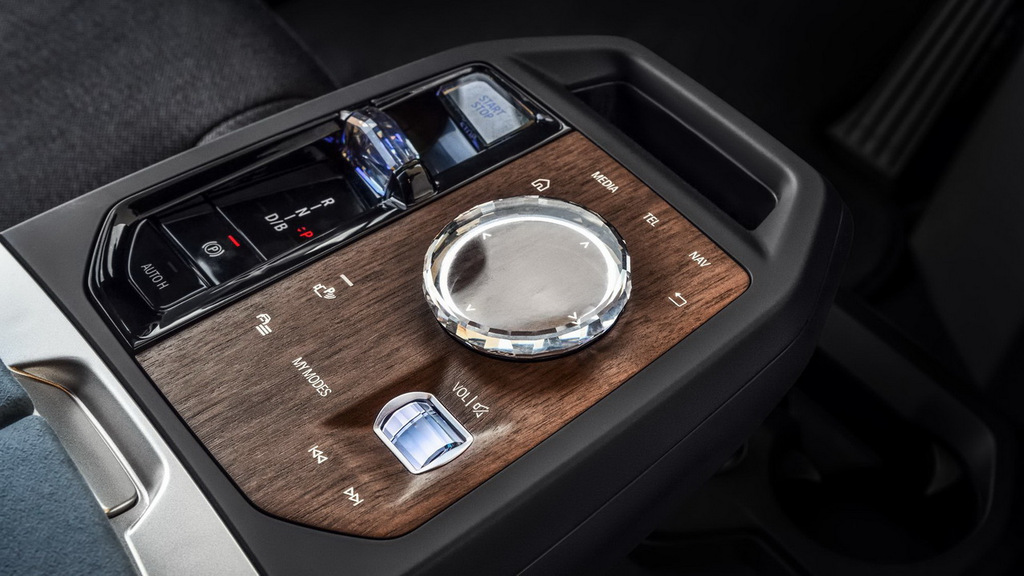 Crossover elettrico BMW iX: l’ammiraglia tecnologica del marchio tedesco