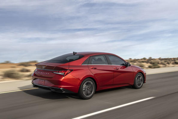 Revisione della Hyundai Elantra di settima generazione Foto 4