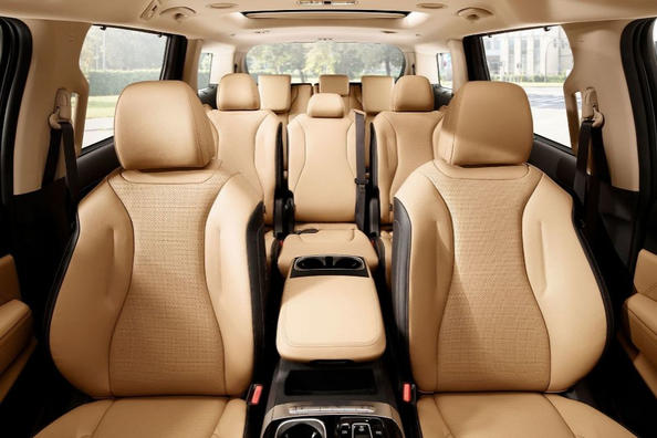 Revisione del minivan KIA Carnival di nuova generazione Foto 7