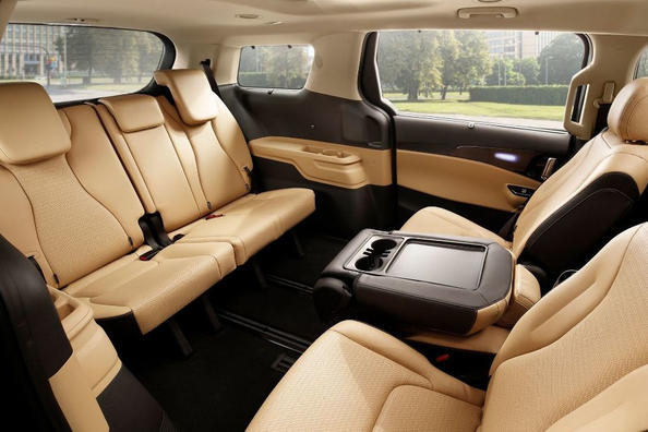 Revisione del minivan KIA Carnival di nuova generazione Foto 9