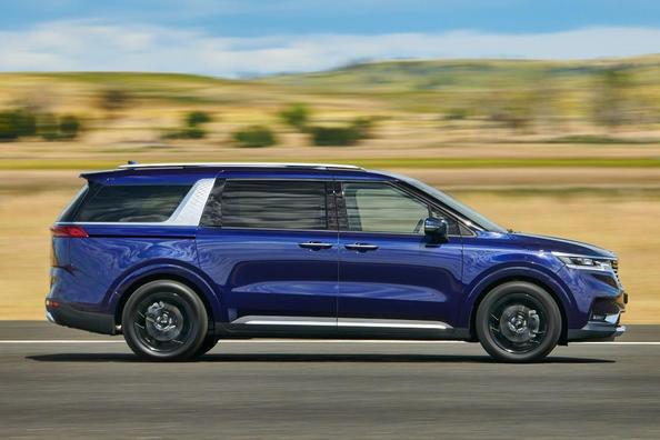 Revisione del minivan KIA Carnival di nuova generazione Foto 5