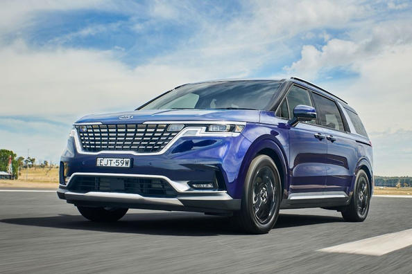 Revisione del minivan KIA Carnival di nuova generazione Foto 2