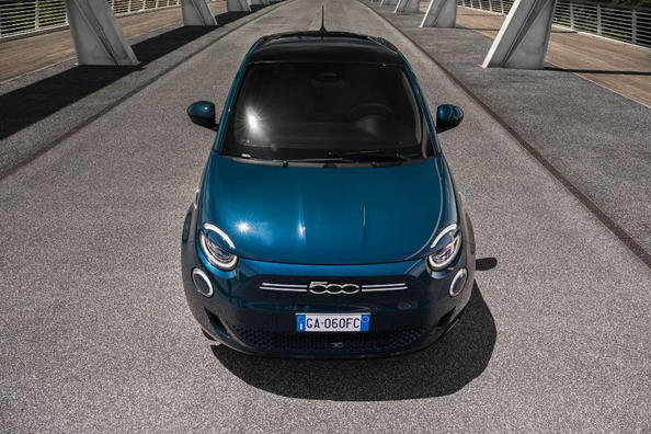 Revisione della berlina elettrica subcompatta Fiat 500e Foto 3