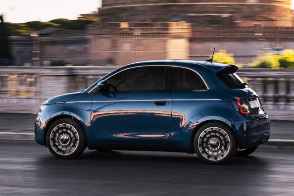 Revisione della berlina elettrica subcompatta Fiat 500e Foto 4
