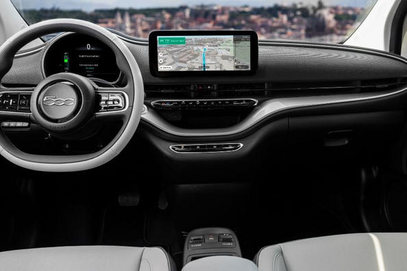 Revisione della berlina elettrica subcompatta Fiat 500e Foto 7