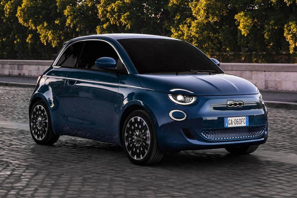 Revisione della berlina elettrica subcompatta Fiat 500e Foto 2
