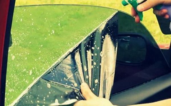 Come rimuovere la tinta dal vetro dell’auto con le tue mani