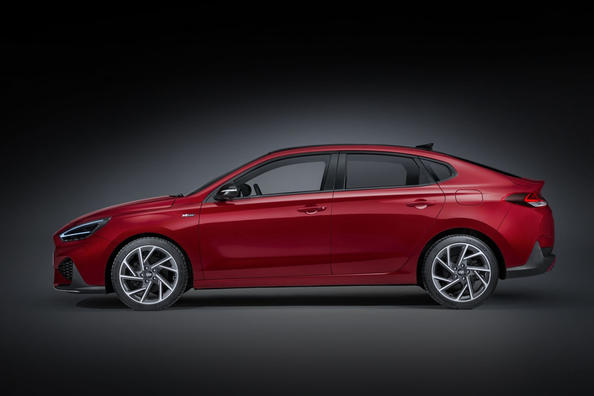 Revisione del liftback aggiornato Hyundai i30 Fastback Foto 4