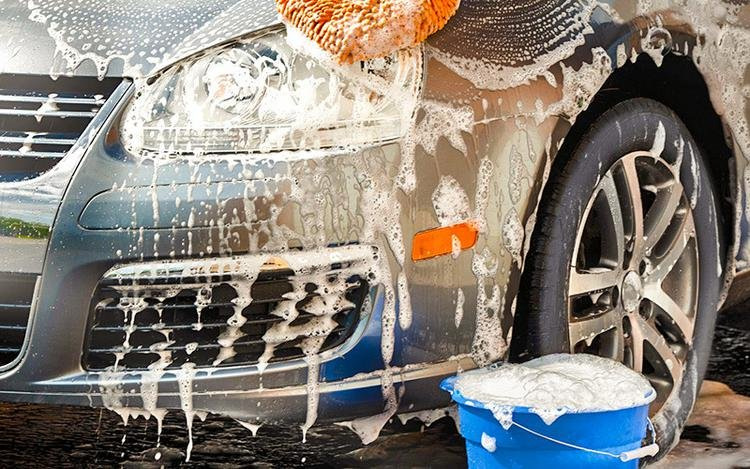 Come lavare correttamente la tua auto con le tue mani?