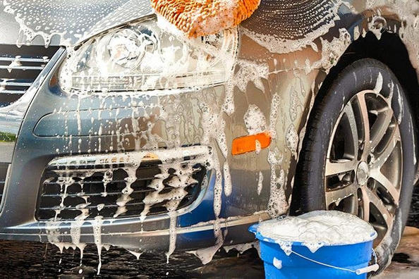 Come lavare correttamente la tua auto con le tue mani?