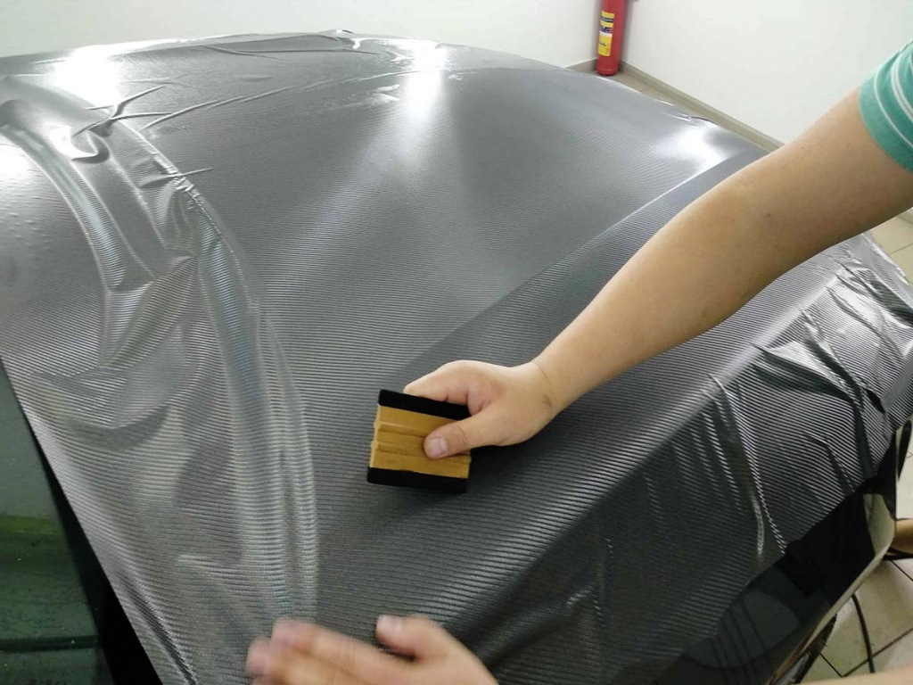 Come incollare un film di carbonio su un’auto con le tue mani