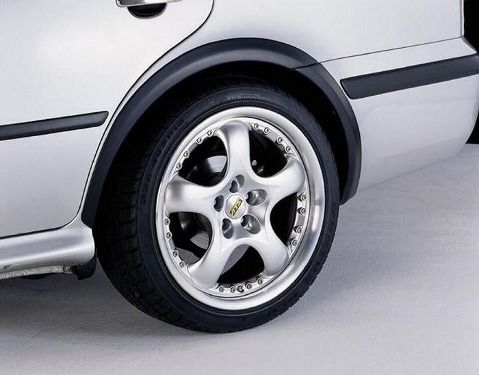 Fodera per i passaruota di un’auto: vantaggi, scopo, materiali