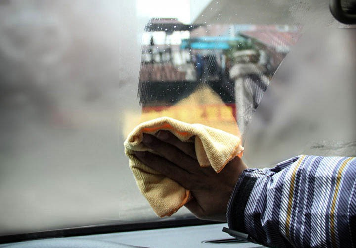 Perché i finestrini dell’auto si appannano e come liberarsene?