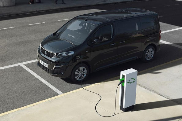 Recensione del minivan elettrico Peugeot e-Traveler