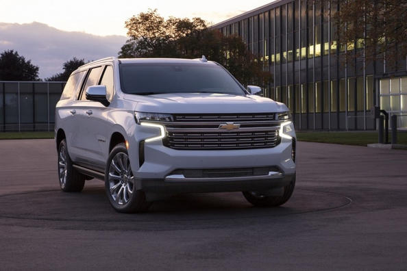 Chevrolet Suburban grande SUV a otto posti
