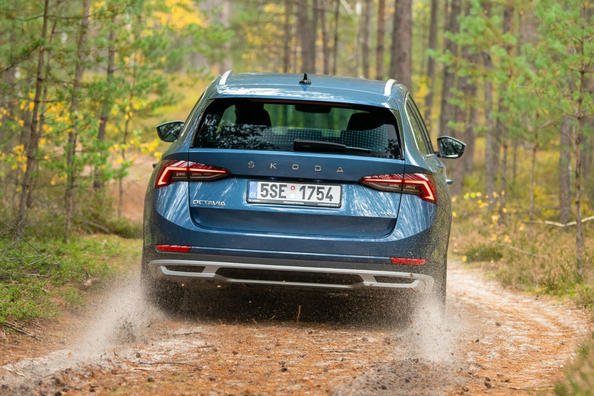 Recensione del carro Skoda Octavia Scout Foto 2