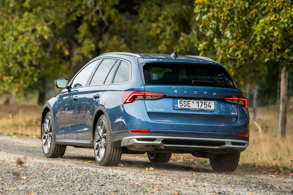 Recensione del carro Skoda Octavia Scout Foto 5