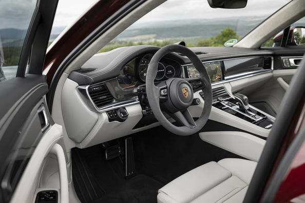 Recensione del liftback aggiornato Porsche Panamera Turbo S Foto 6