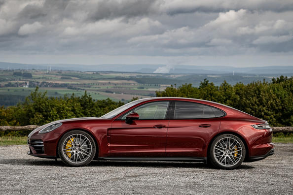 Recensione del liftback aggiornato Porsche Panamera Turbo S Foto 3