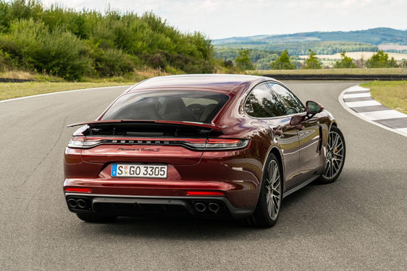 Recensione del liftback aggiornato Porsche Panamera Turbo S Foto 4
