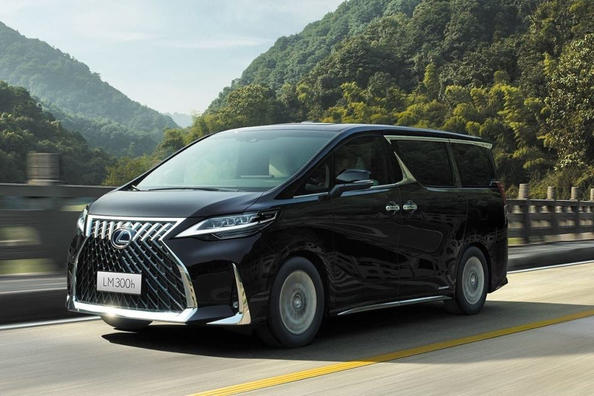Recensione del minivan premium Lexus LM