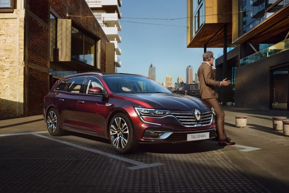 Revisione della station wagon modernizzata Renault Talisman Estate Foto 1