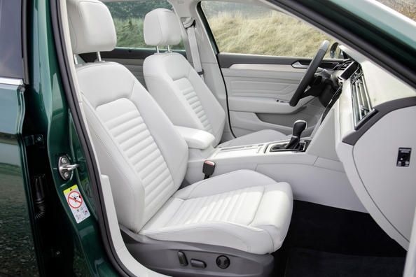 Recensione della station wagon fuoristrada Volkswagen Passat Alltrack Foto 9