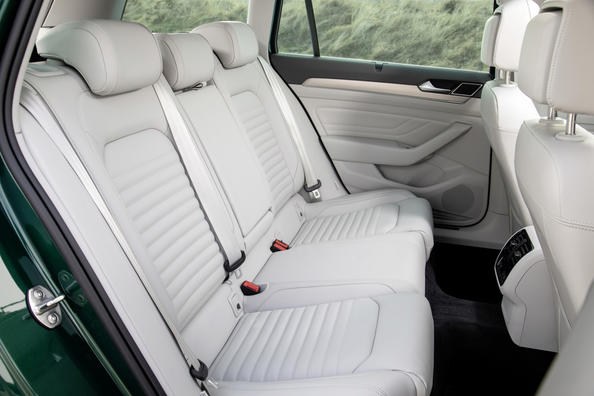 Recensione della station wagon fuoristrada Volkswagen Passat Alltrack Foto 10