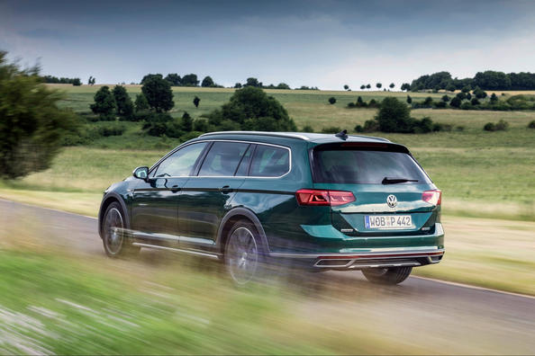 Recensione della station wagon fuoristrada Volkswagen Passat Alltrack Foto 7