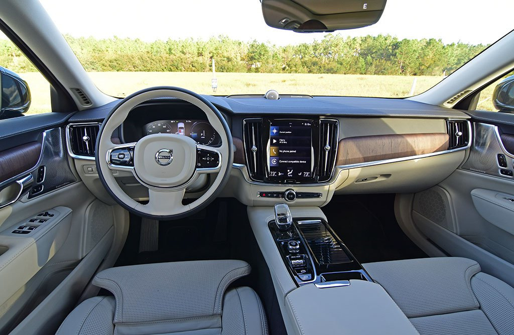 Berlina ridisegnata Volvo S90