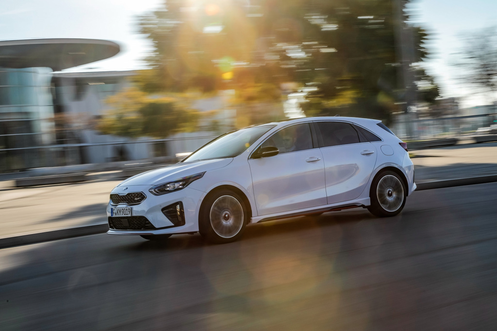 Revisione della modifica sportiva della berlina KIA Ceed GT