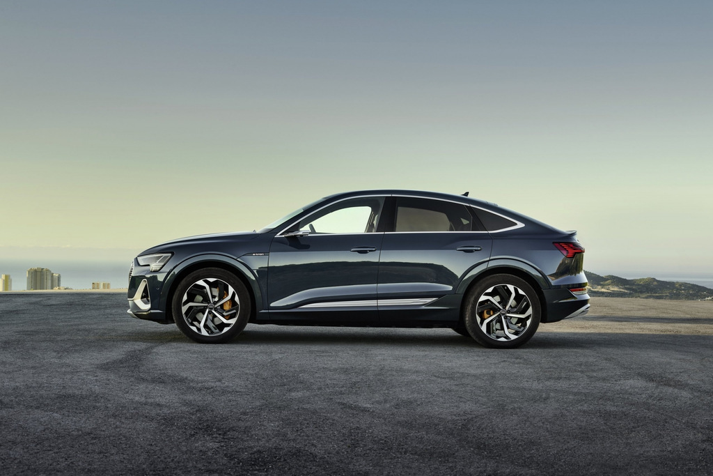 Crossover elettrico a trazione integrale simile a una coupé Audi e-tron Sportback