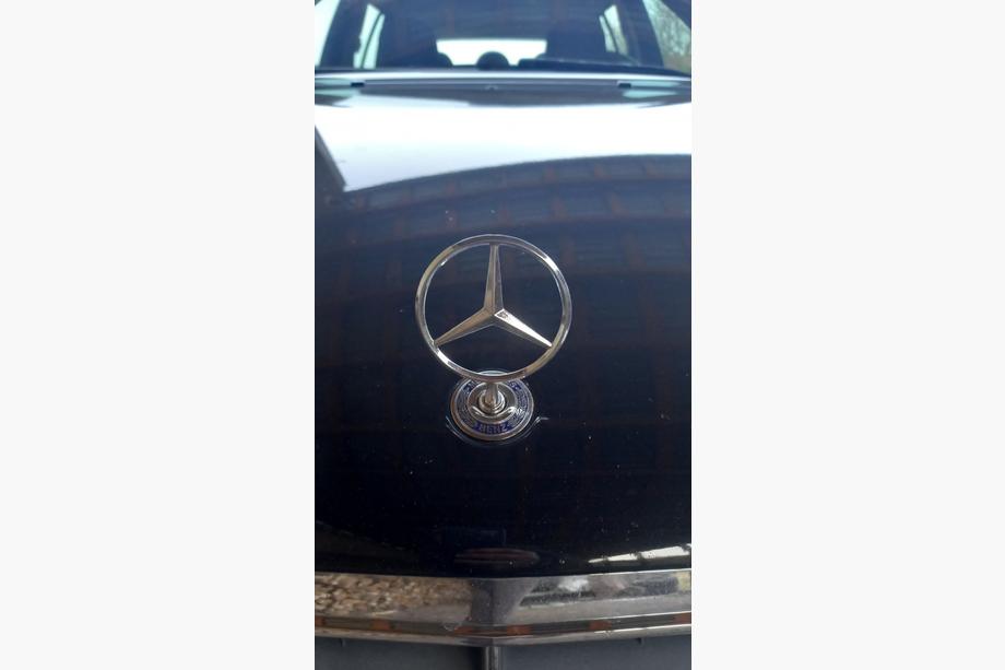Mercedes C-class W203 2000-2007 Emblema mirino (con scritta) Image