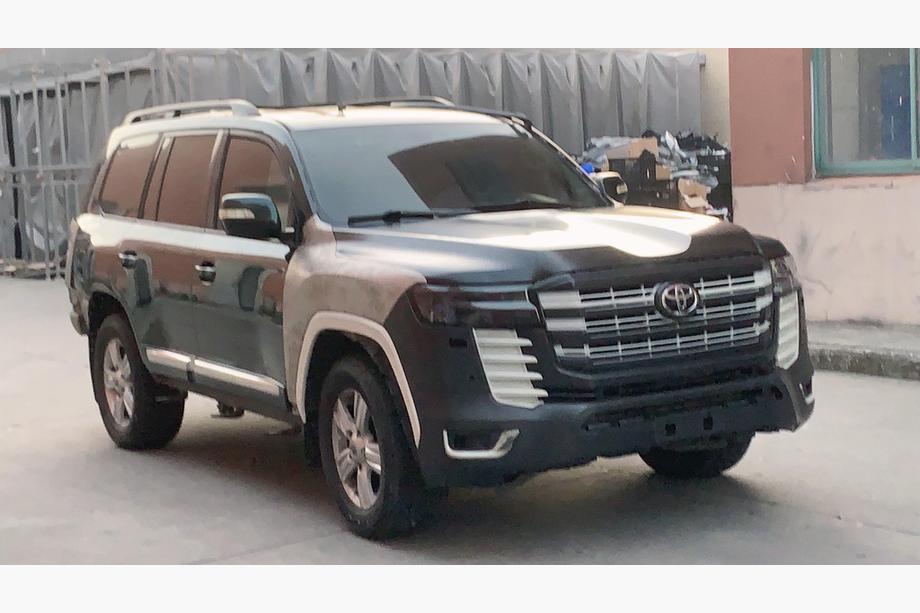 Toyota Land Cruiser 200 2007-2021 Kit restyling per LC 300 High-Line (V1) Foto 2
