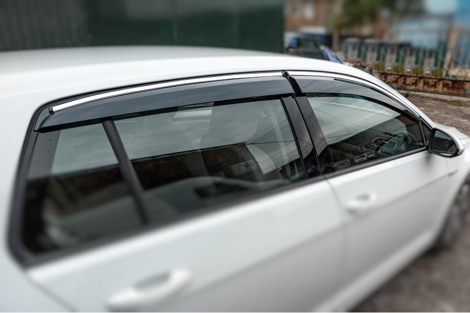Volkswagen Golf 7/E-Golf 2012-2020 Deflettori Finestrini con Modanatura Cromata HB (4 pz, Sunplex Chrome) Image