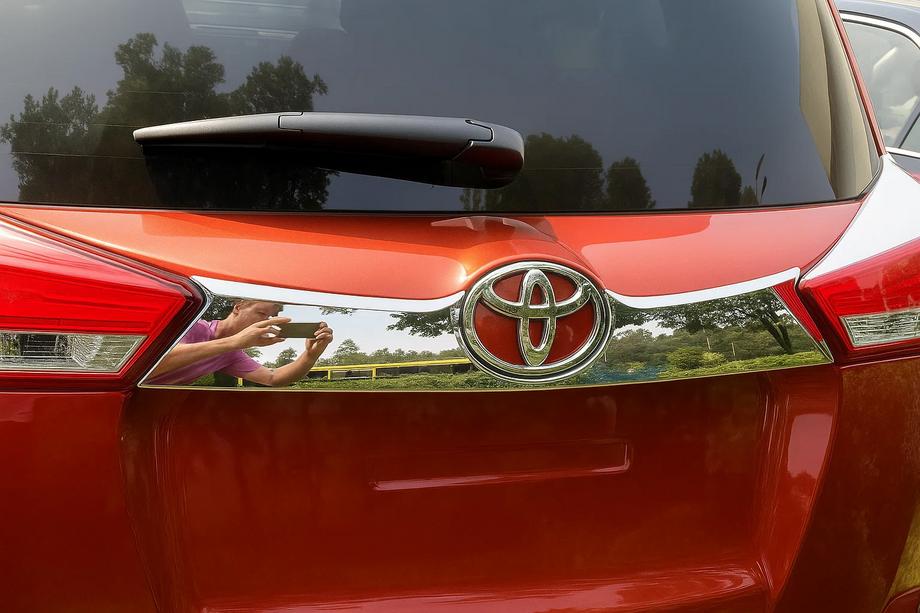 Toyota Rav 4 2013-2018 Modanatura cromata sopra targa paraurti Libao 2013-2016 acciaio inox Foto 2