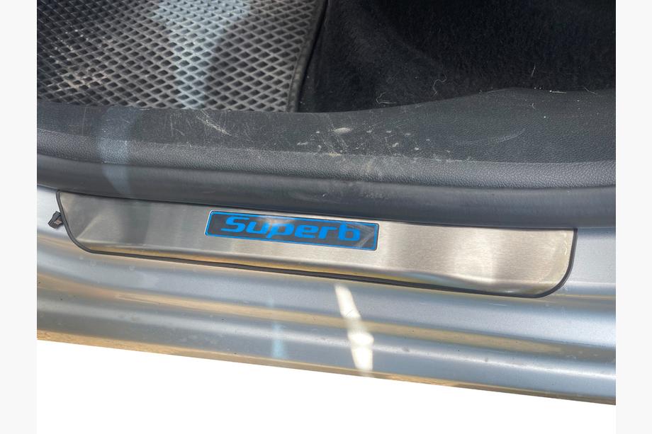 Skoda Superb 2009-2015 Battitacco Libao (4 pz, acciaio inox) Foto 3