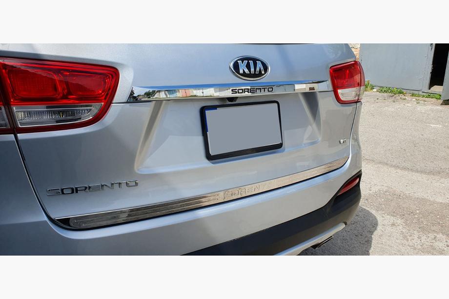 Kia Sorento III UM 2014-2020 Modanatura sopra targa Libao V2 (acciaio inox) Foto 2